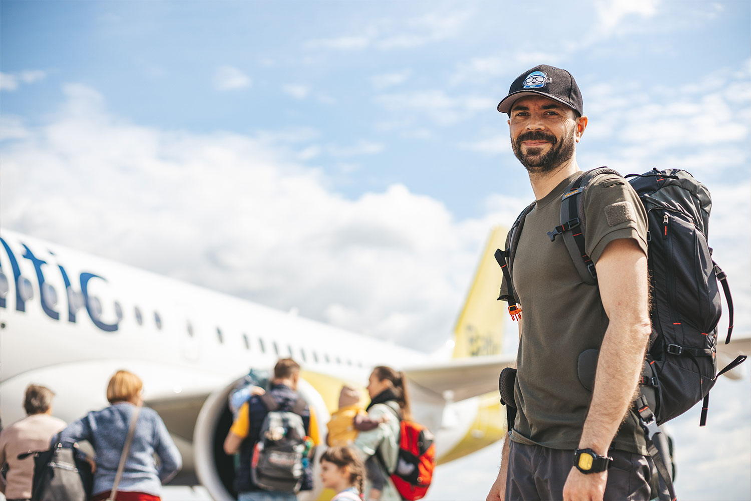 smiling-tourist-prepared-for-a-flight-S5EBYE3 - Tennis Destination