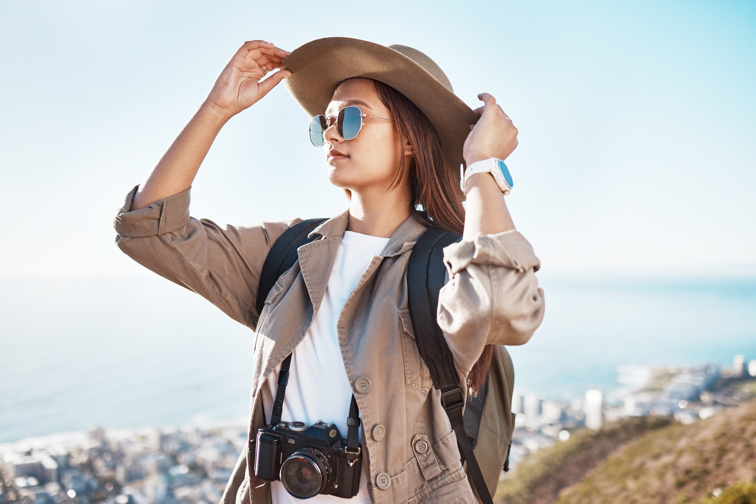 travel-photographer-and-woman-with-camera-in-natu-2025-04-06-11-45-38-utc - Tennis Destination